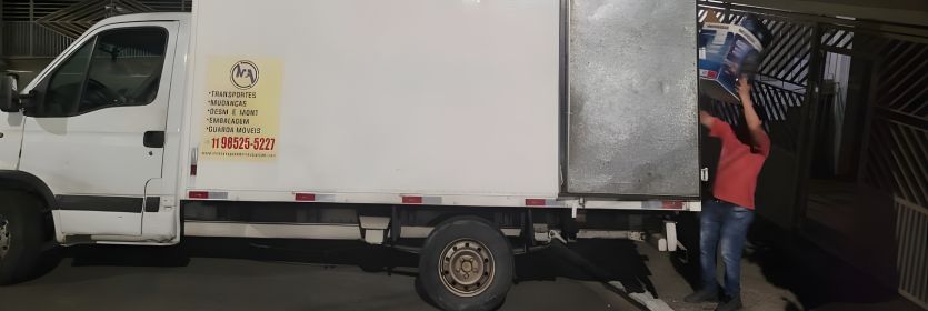 Equipe MA Mudanças realizando transporte seguro de móveis