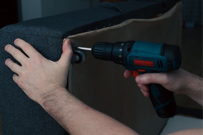 Montador realizando desmontagem e montagem profissional de móveis